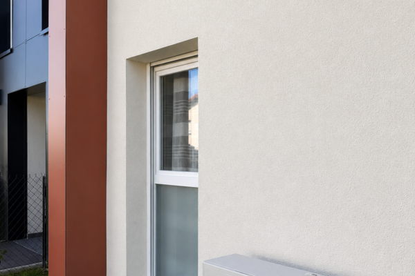 Unité extérieure de pompe à chaleur Mitsubishi installée contre une maison