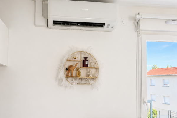 Unité intérieure de climatisation murale installée dans un appartement